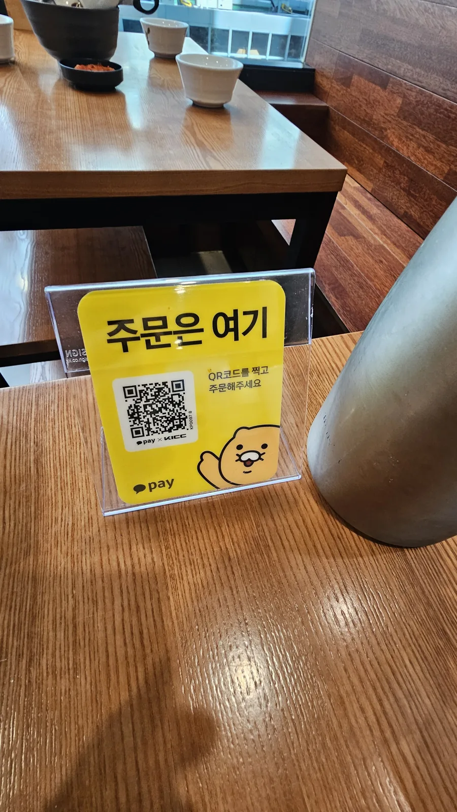 ボンチュチムダク汝矣島店のテーブルに置かれたカカオペイQRコード注文スタンド