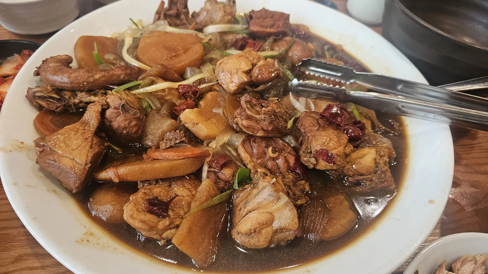 ボンチュチムダク(봉추찜닭)ミディアムサイズ:大根・にんじん・玉ねぎ・長ねぎ入り醤油ダレの韓国蒸し煮チキン