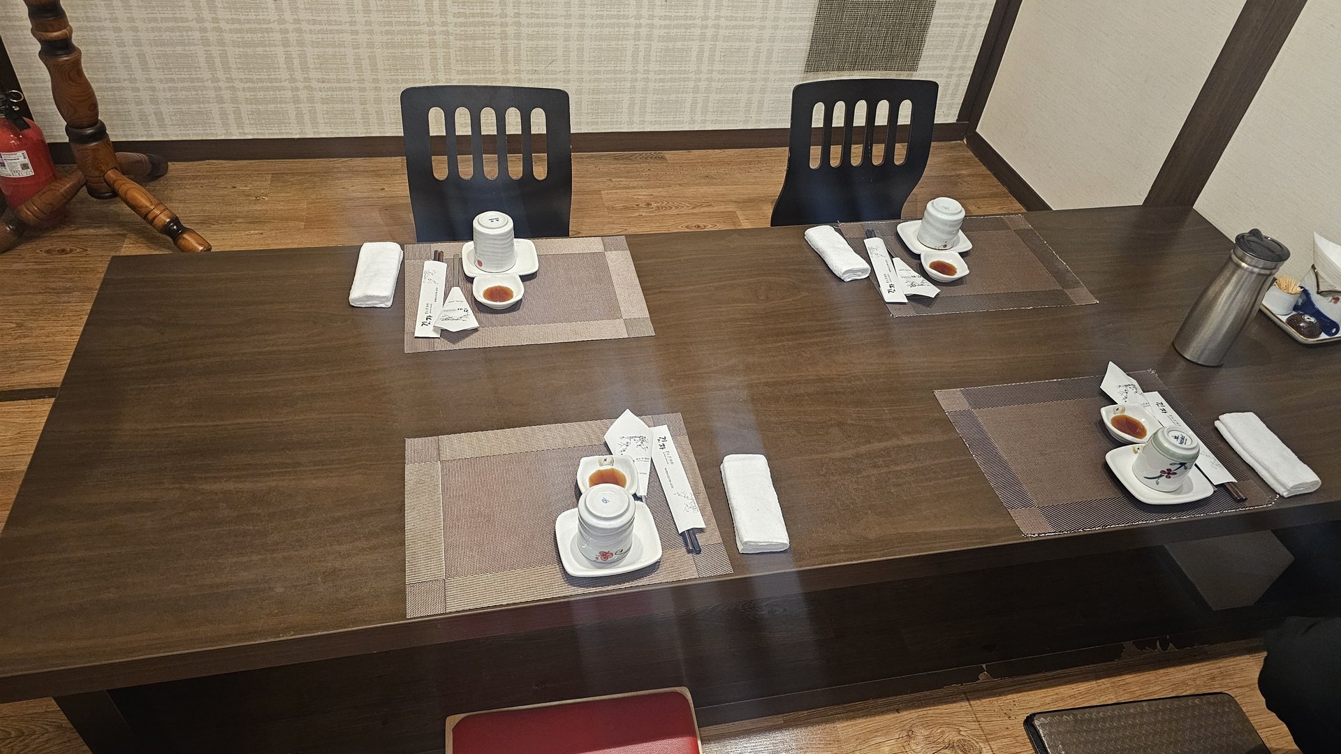 Four-person table setting at Ginza Yeouido with tea, chopsticks, and folded napkins