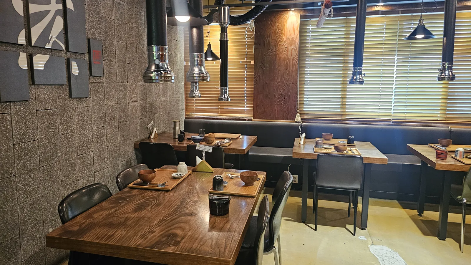GU.I Yeouido interior from different angle showing stone wall decor and full table arrangement
