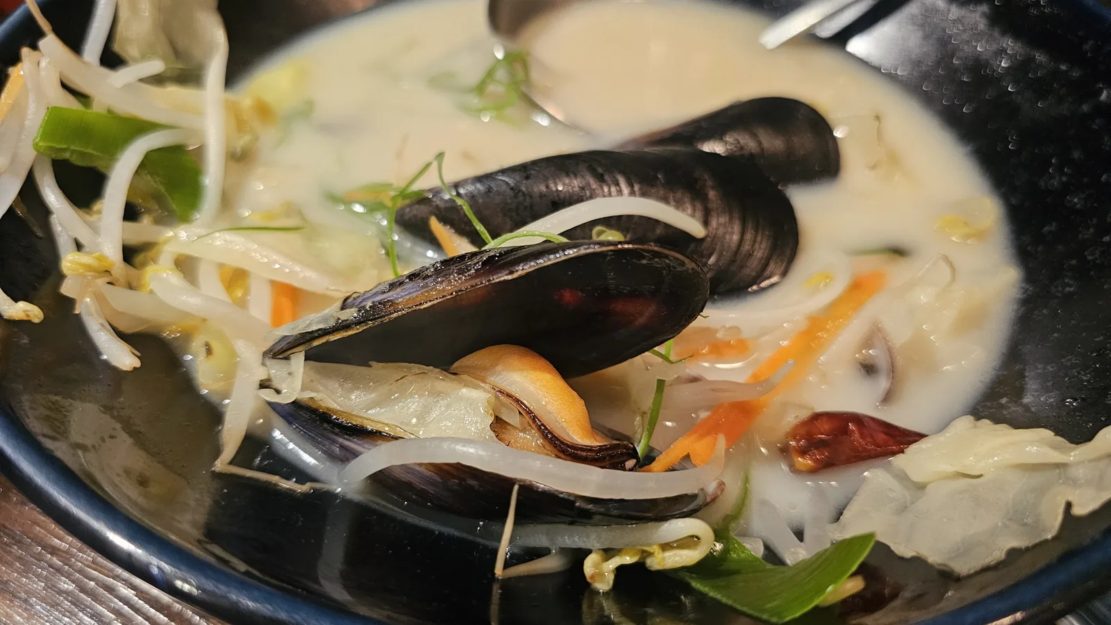 Nagasaki soup close-up showing mussels, bean sprouts, carrots, and cabbage in white broth at GU.I Yeouido