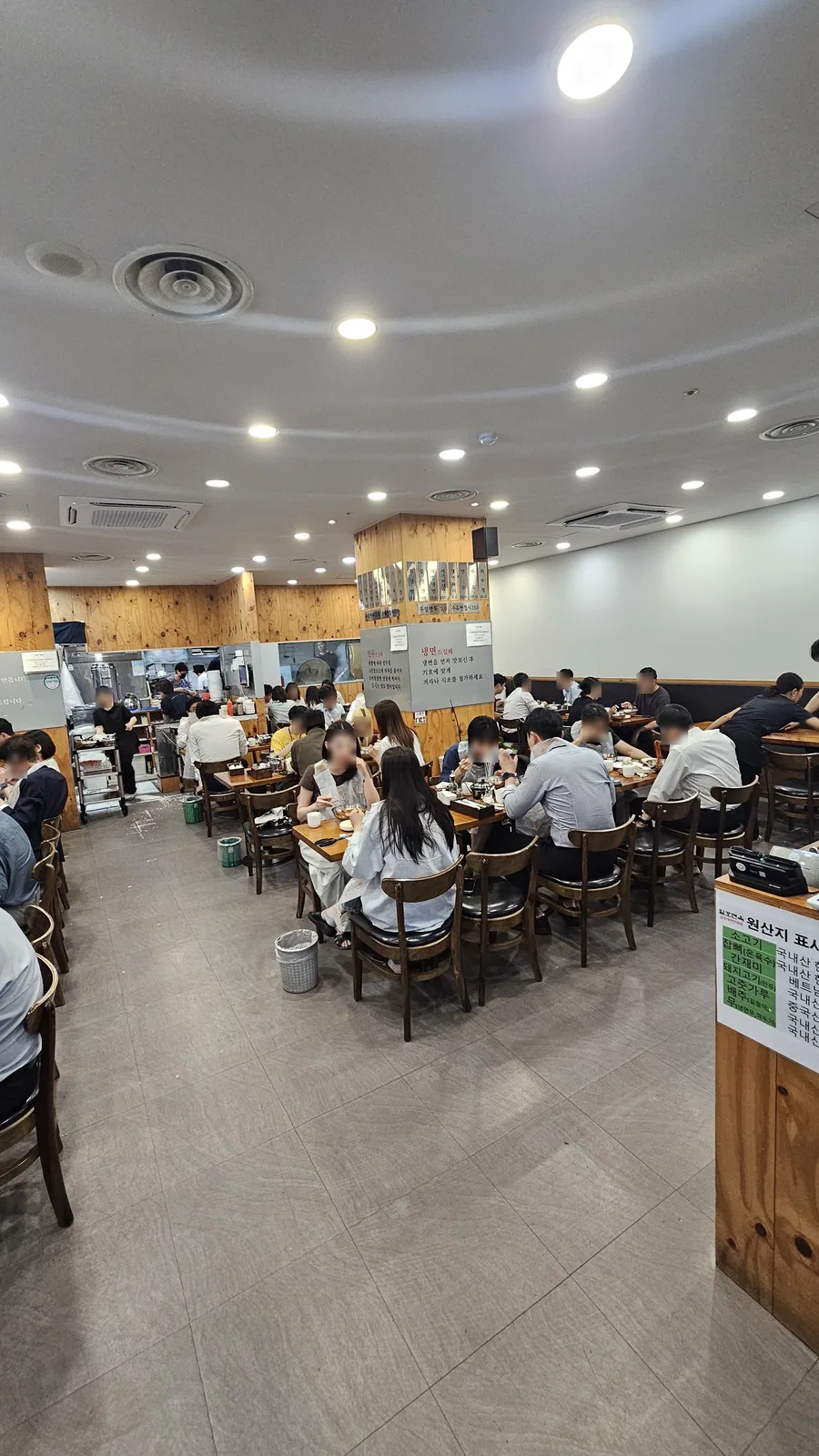丸い天井のある広々としたイルホミョノク汝矣島の店内、満席のランチ風景