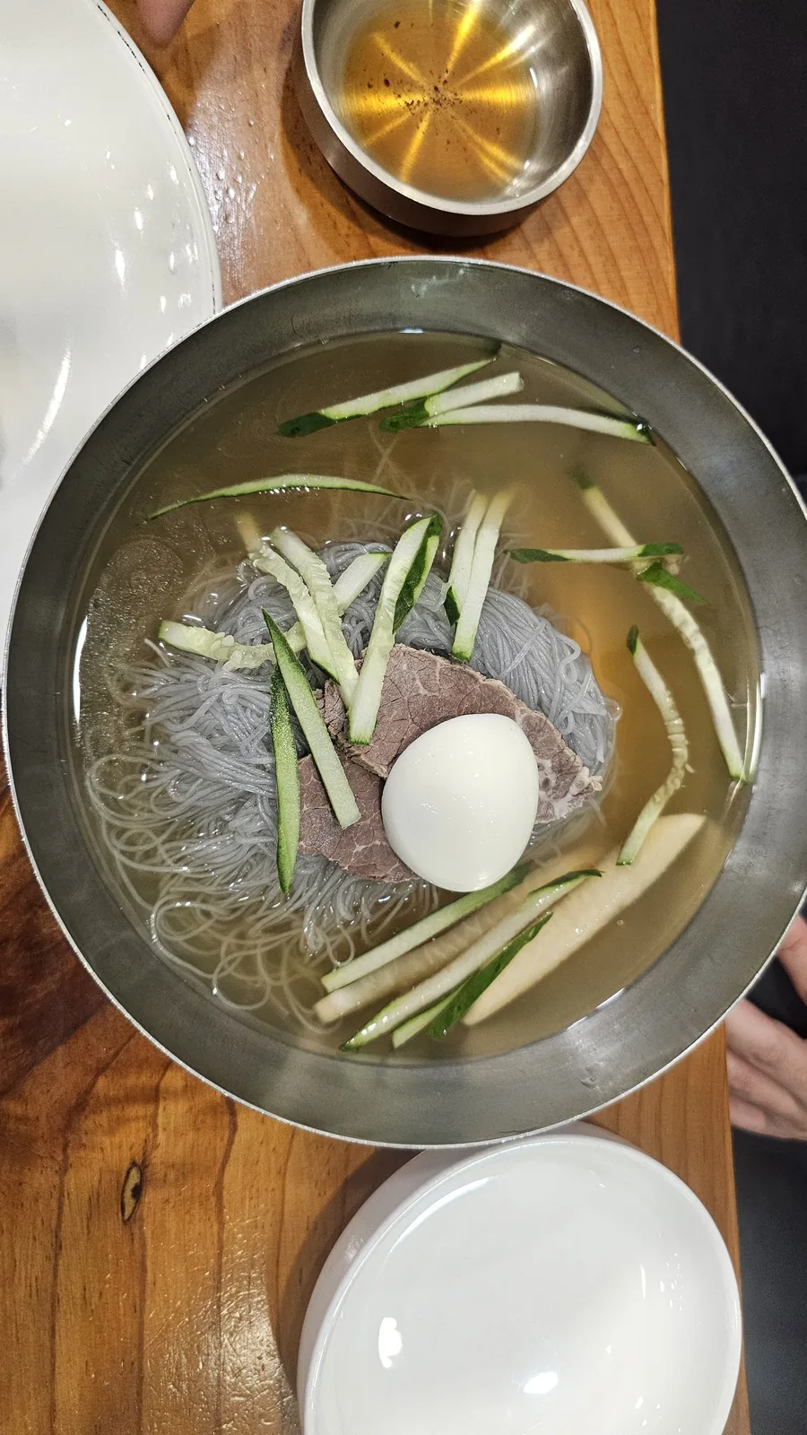 イルホミョノク汝矣島のムルネンミョン。澄んだ牛骨スープにピョニュク(편육)牛肉、キュウリ、大根、半熟卵を添えた冷麺