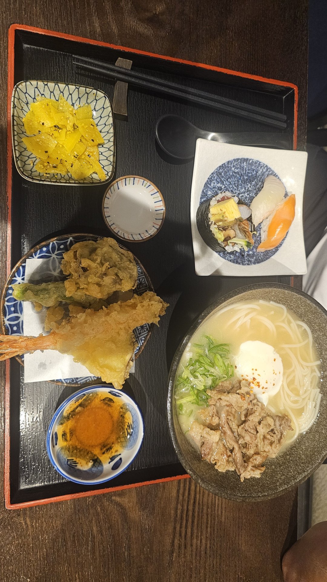 Chadol miso udon set meal at Jingawa Yeouido featuring thinly sliced beef brisket, soft-boiled onsen tamago egg, green onions, shrimp and vegetable tempura, and nigiri sushi