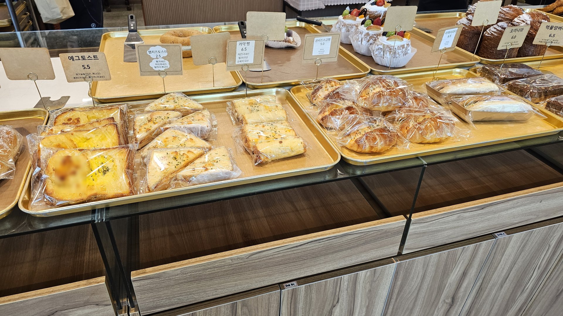 Egg toast and croissant breads with Korean price tags at Mochang-po Bread Cafe Boryeong
