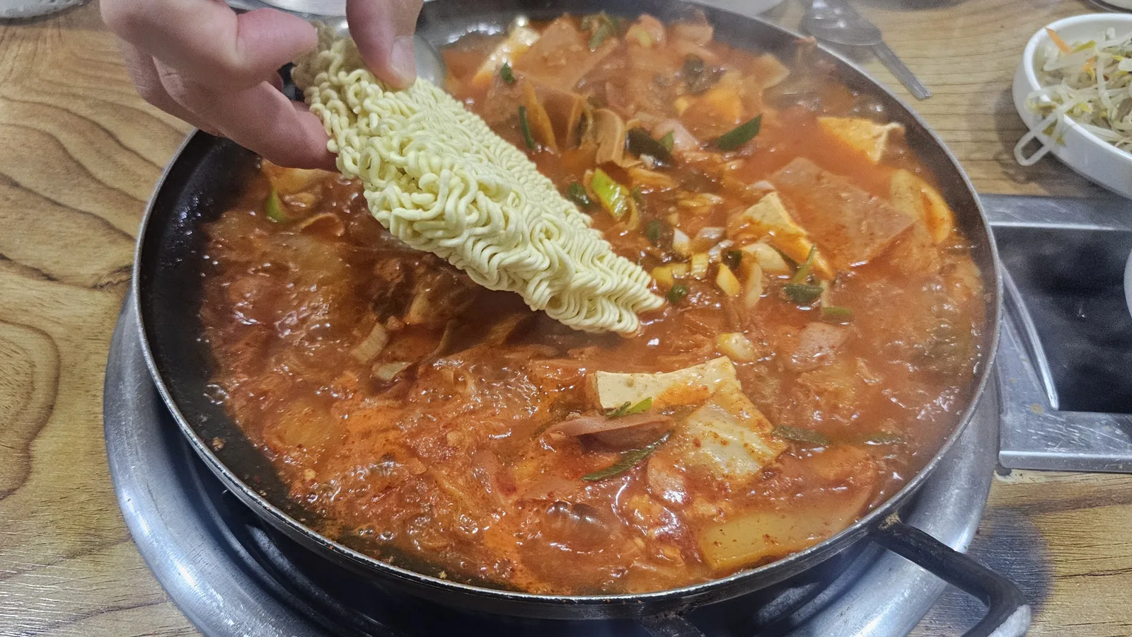汝矣島サムォンジョンのプデチゲにラーメン麺を追加するところ