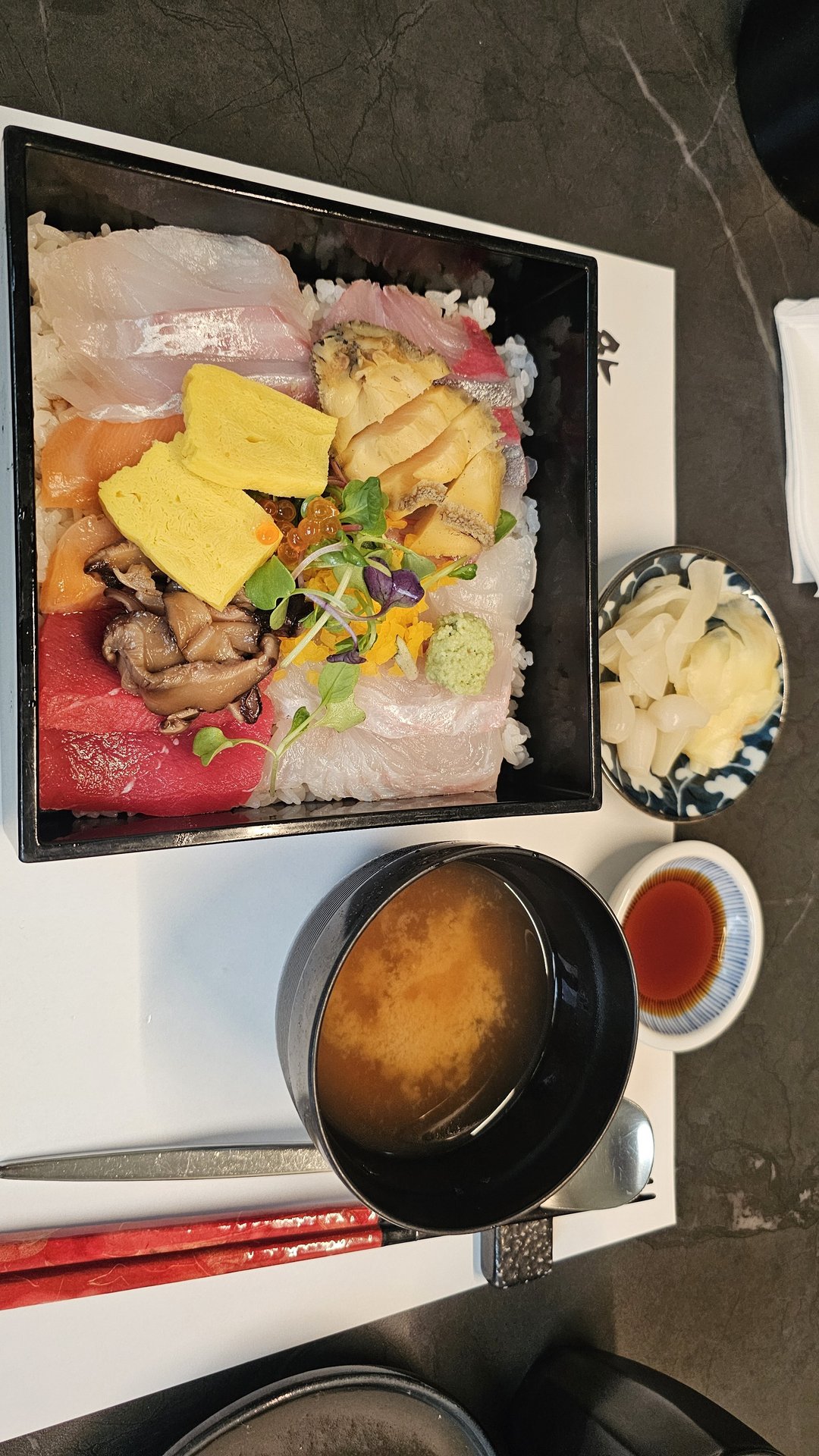 Kaisendon set at Sushi Yu Yeouido — sashimi rice bowl topped with tuna, salmon, flatfish, uni, ikura, and tamagoyaki with miso soup