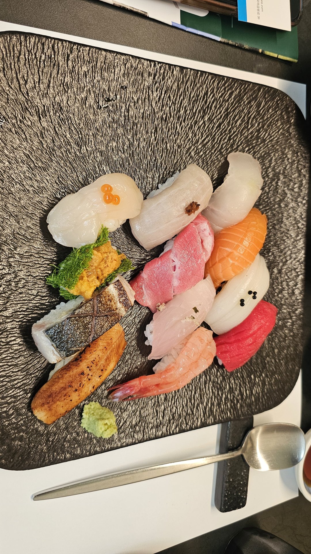 12-piece nigiri sushi platter at Sushi Yu Yeouido featuring tuna, salmon, uni, yellowtail, and anago