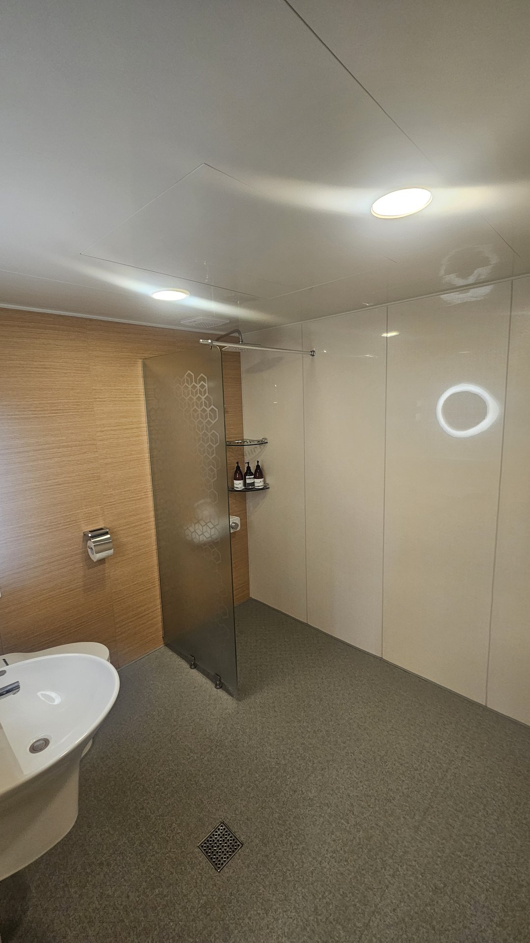 Walk-in shower at Vivace Resort Hadong with glass partition and hexagonal reinforced glass
