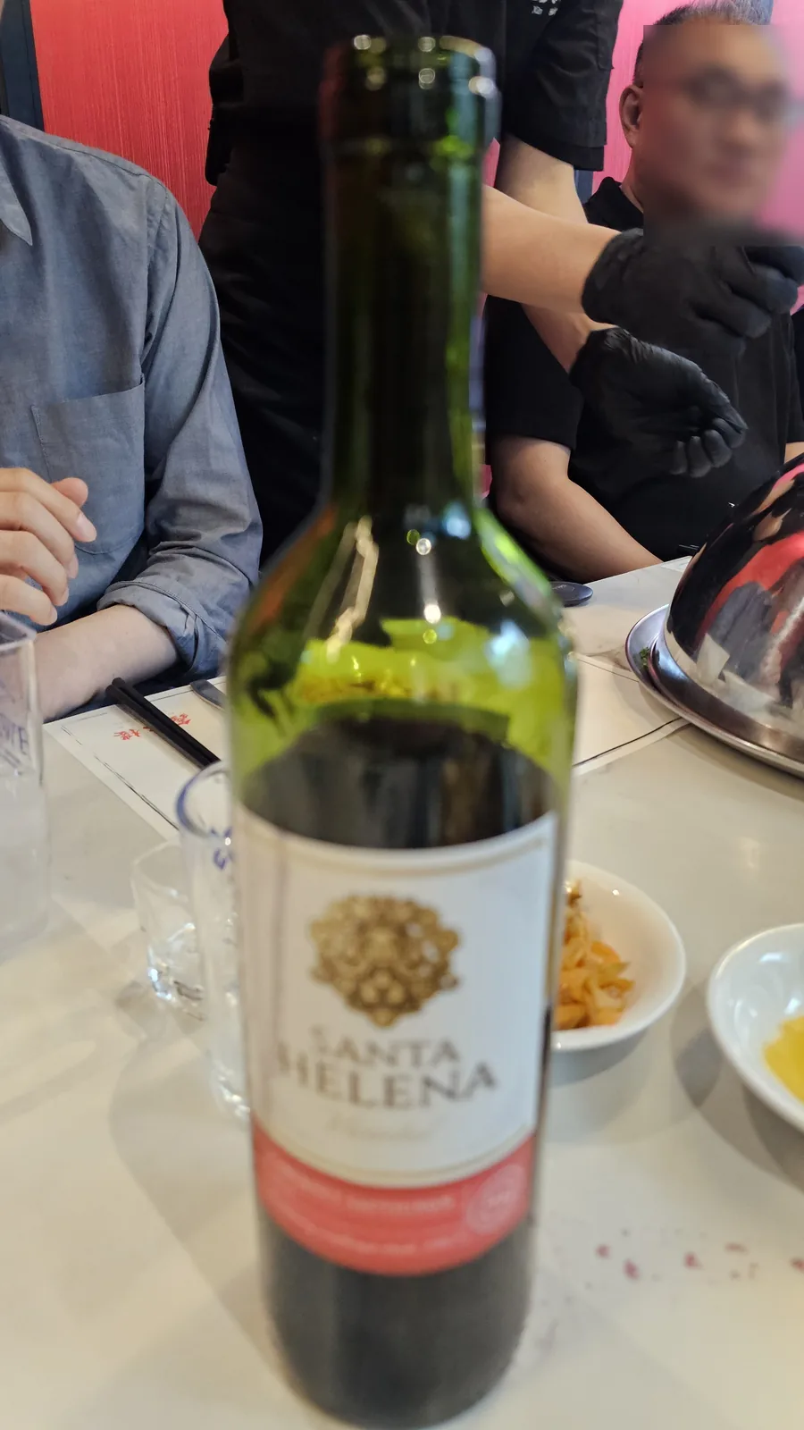 Black-gloved staff pouring Santa Helena red wine at Xin Hong Lou Yeouido dinner