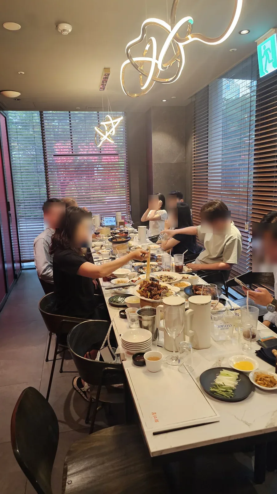 Large group dinner table fully covered with multiple Chinese dishes at Xin Hong Lou Yeouido